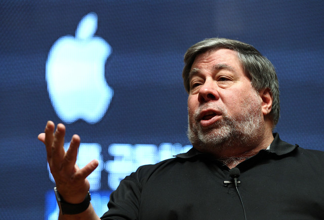Apple'ın Kurucularından Steve Wozniak, iPhone X'i Topa Tuttu!