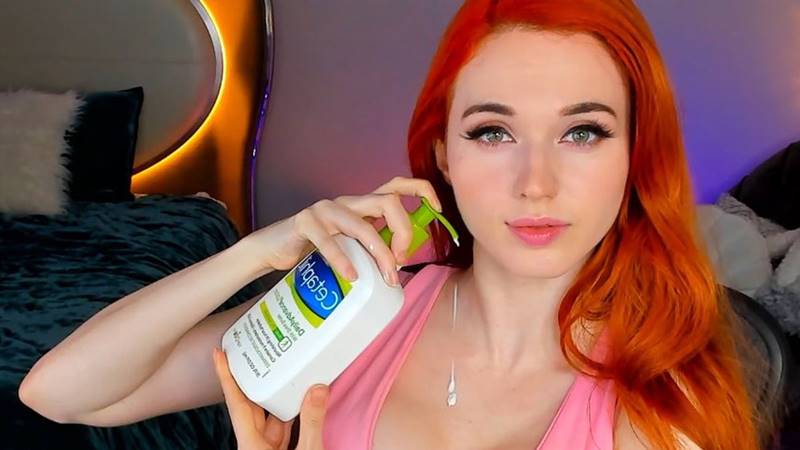 Amouranth, Ekim Ayı İzlenme Sayıları ile Rakiplerine Fark Attı 4 Amouranth kadın twitch yayıncısı