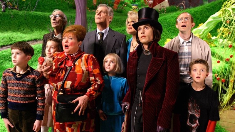 İzlerken İçinizi Isıtacak En Güzel Netflix Aile Filmleri 2 Charlienin Cikolata Fabrikasi netflix dizi